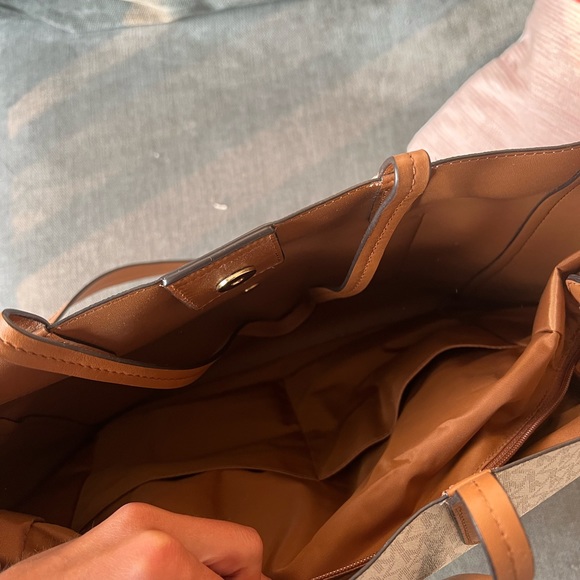 Michael Kor White Tote Purse - Picture 4 of 4